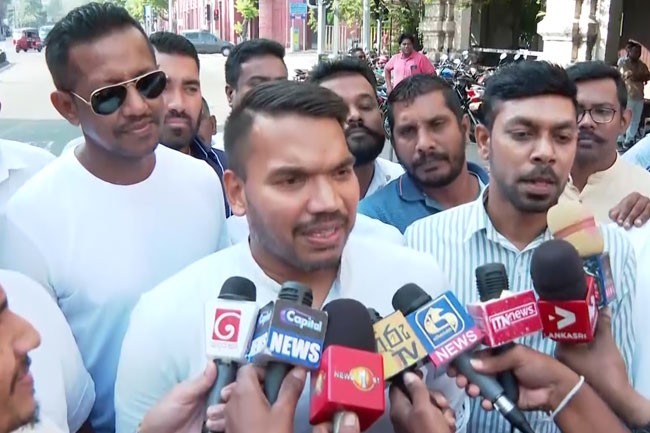 நாமல் நீதிமன்றத்திற்கு வருகை.