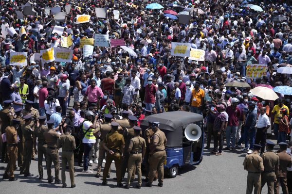 கோட்டை  நீதிமன்ற வளாகத்தில் பதற்றம் – பொலிஸார் மீது தாக்குதல்.