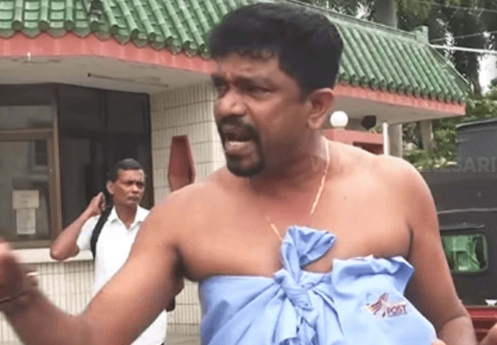 அரை நிர்வாணத்துடன் போராட்டத்தில் ஈடுபட்ட தபால் ஊழியர்.