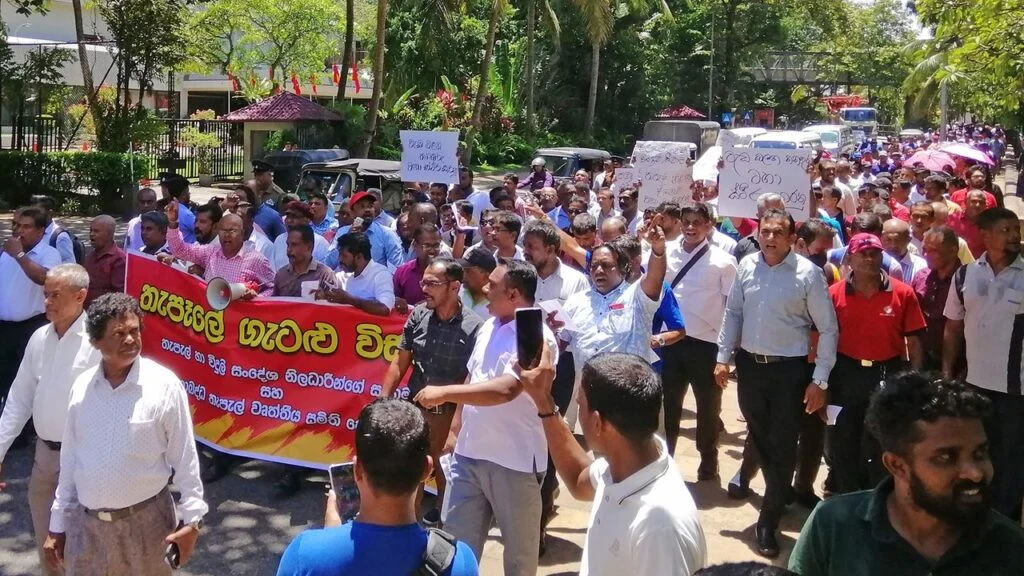 சத்தியாக்கிரகப் போராட்டத்தை ஆரம்பித்த தபால் ஊழியர்கள்.