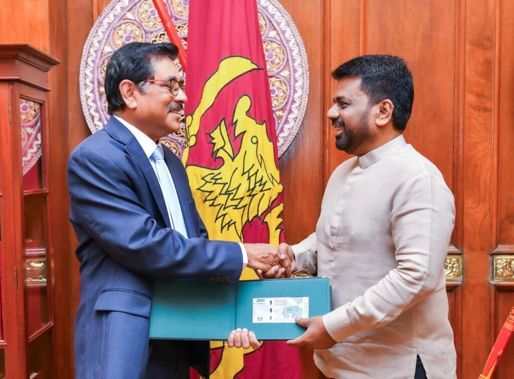 2000 ரூபாய் புதிய நினைவு நாணயத் தாள் ஜனாதிபதியிடம் சமர்ப்பிப்பு.