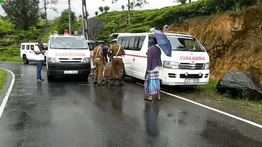 நோயாளிகளுடன் அம்பியூலன்ஸ் வண்டி விபத்து.
