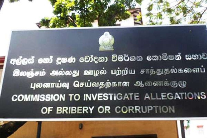 இலஞ்சம் பெற்ற 49 பேர் கைது!
