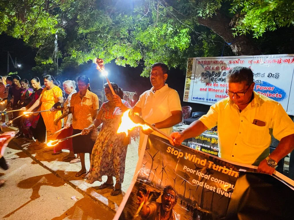 மன்னாரில்  தீப்பந்தம் ஏந்தி மக்கள் விழிப்புணர்வு போராட்டம்.