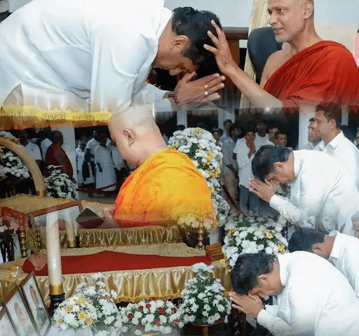 உயிரிழந்த பிக்குகளின் பூதவுடல்களுக்கு சஜித் அஞ்சலி