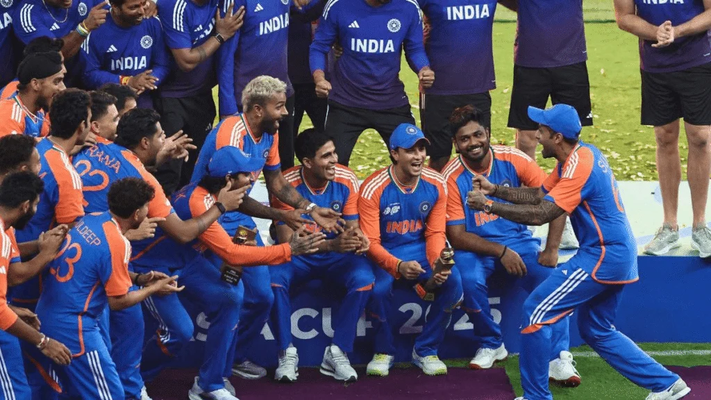கிண்ணத்தை வாங்க மறுத்த இந்திய அணி.