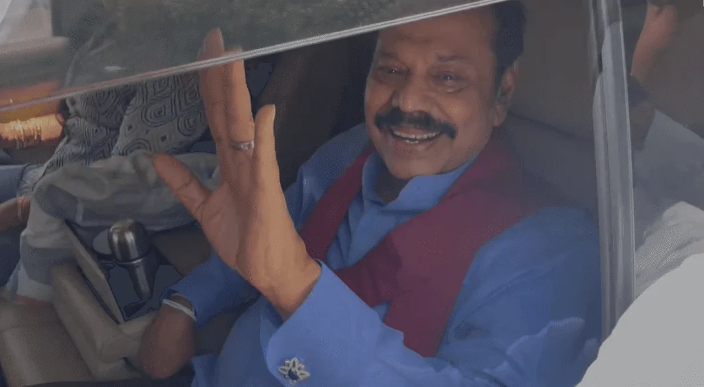வெளியேறினார் மஹிந்த !
