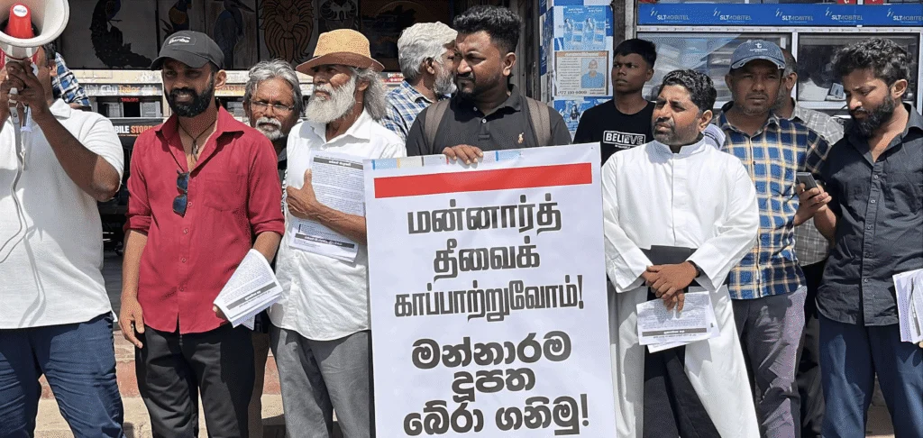 மன்னார் காற்றாலை திட்டத்திற்கு எதிர்ப்பு தெரிவித்து வவுனியாவில் ஆர்பாட்டம் !