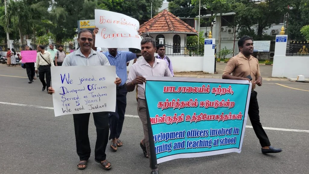 யாழில் ஆசிரியர் சேவையில் உள்ளீர்க்குமாறு கோரி போராட்டம்