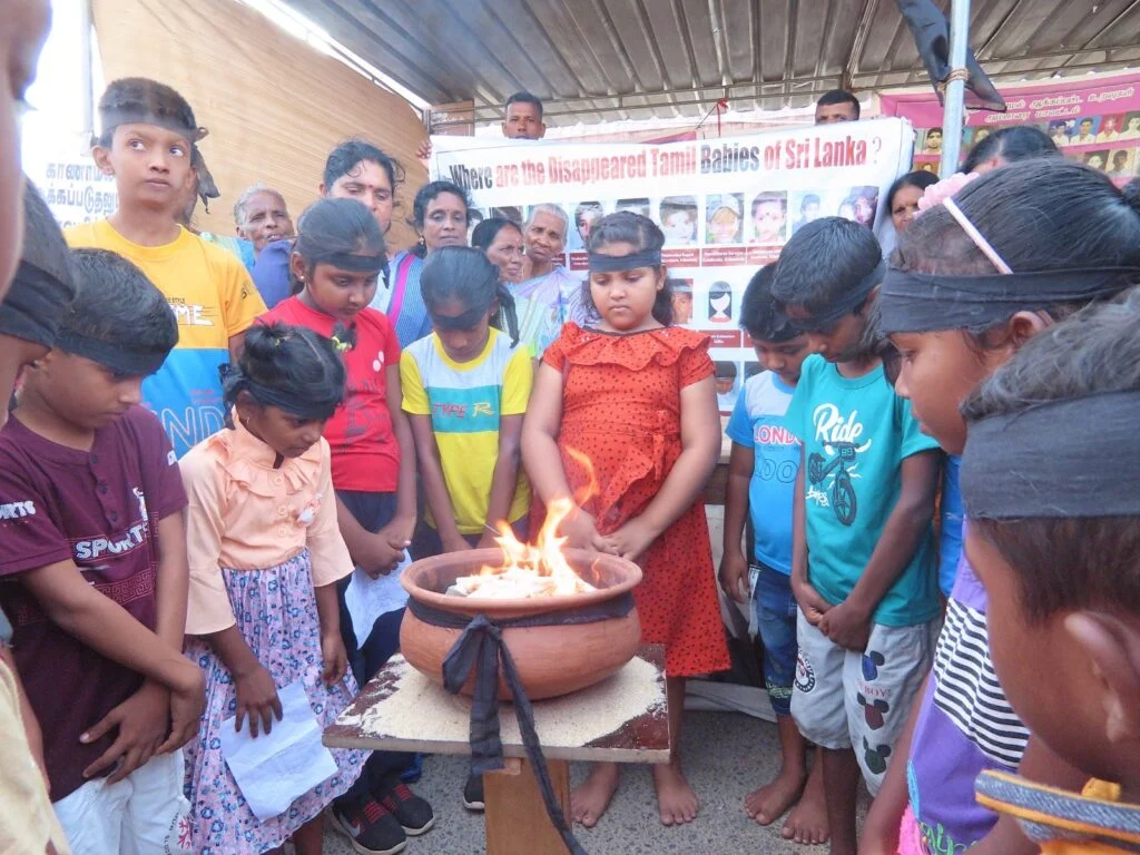 சர்வதேச சிறுவர் தினத்தை கறுப்புப் பட்டி அணிந்து எதிர்த்த சிறுவர்கள்.