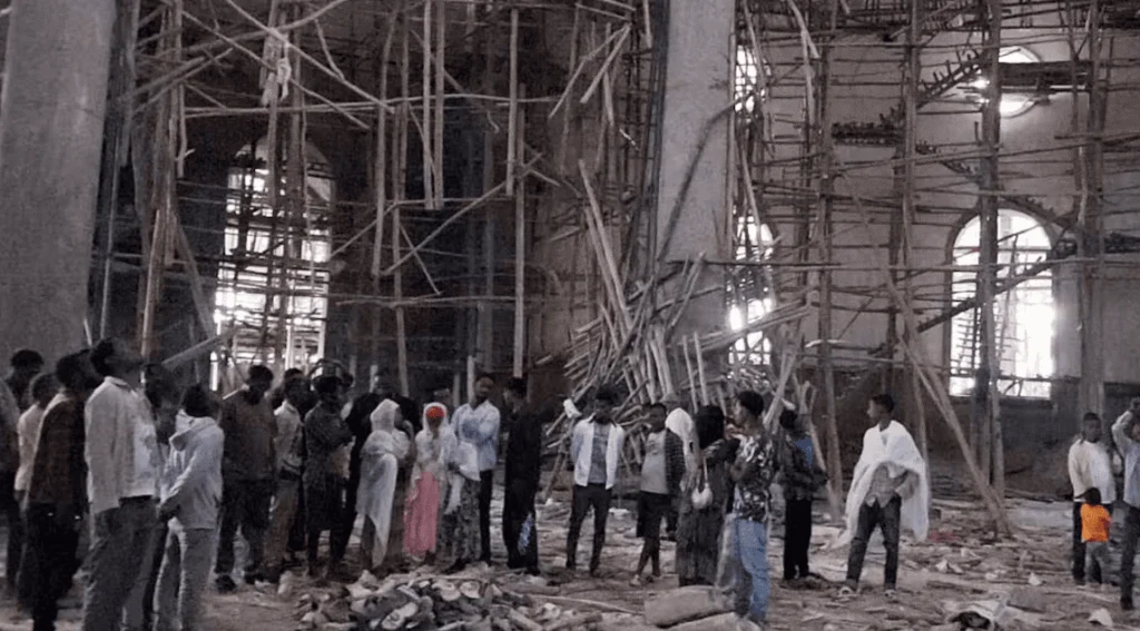 தேவாலயத்தில் மரச் சாரம் இடிந்து விழுந்து 36 பேர் பலி : 200 பேர் படுகாயம்