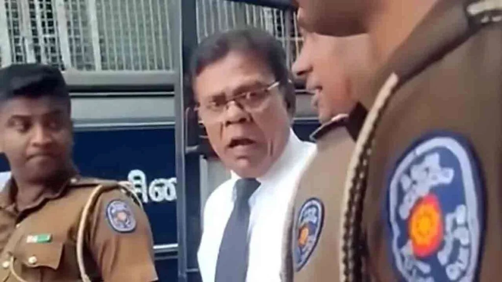 வன்னிநாயக்க பொலிஸ் நிலையத்தில் ஆஜரானார்.