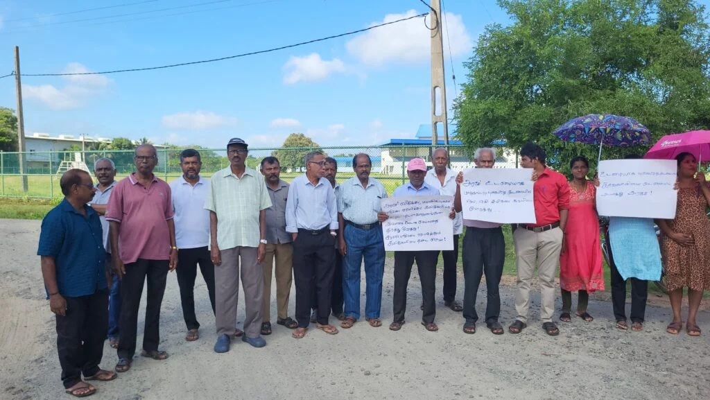 வவுனியா வேப்பங்குளத்தில் அரச ஊழியர்கள் போராட்டம்.