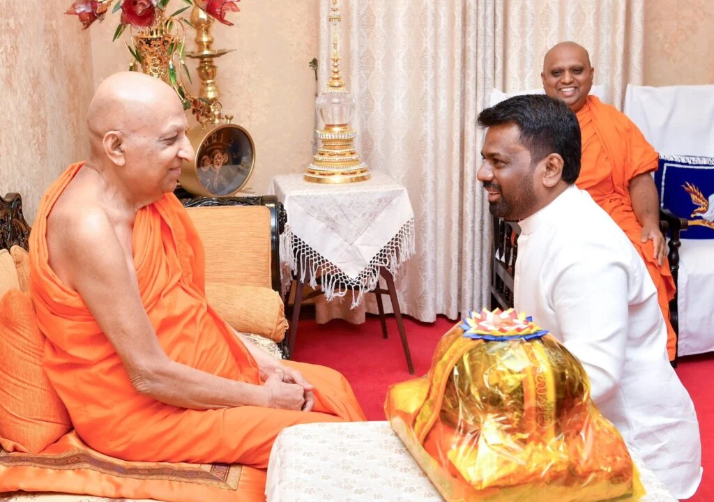 மல்வத்து, அஸ்கிரிய மகா நாயக்க தேரர்களை ஜனாதிபதி சந்தித்தார்