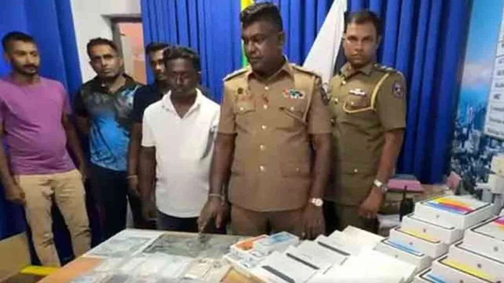 ஒரு கோடி பெறுமதியான ஸ்மார்ட் போன்கள் உள்ளிட்ட பொருட்கள் பறிமுதல்
