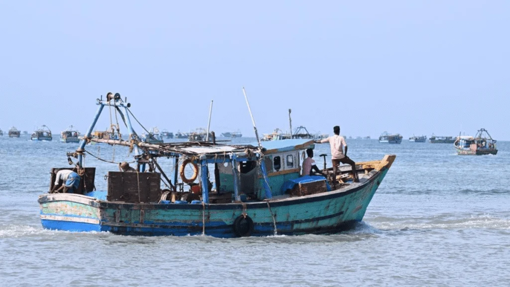 கடற்படையால் சுற்றிவளைக்கப்பட்ட படகு.