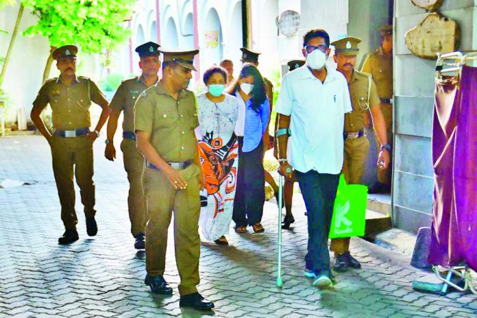 கெஹெலிய மற்றும் குடும்பத்தினர் ஆணைக்குழுவில் ஆஜர்
