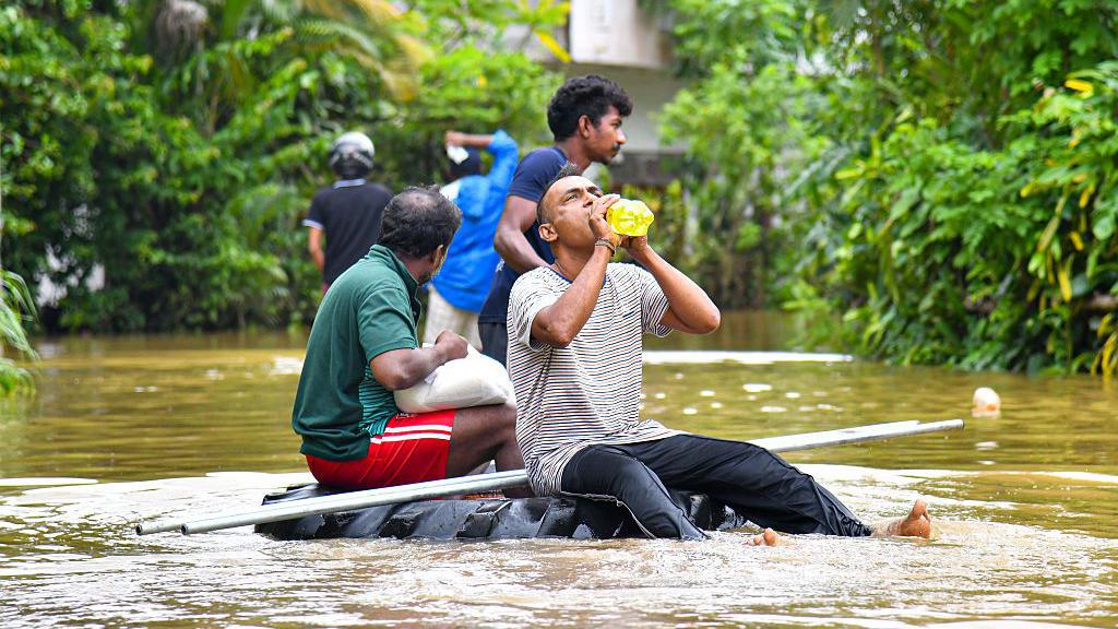 வெள்ளப் பகுதிகளை பார்வையிட செல்ல வேண்டாம்: பொலிஸ் எச்சரிக்கை