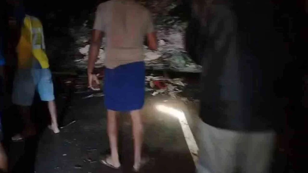 தலகொல்ல பகுதியில் மரம் முறிவு : ஒருவர் பலி