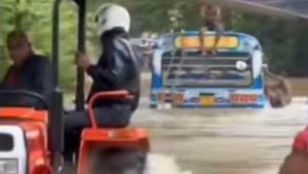 பயணிகளுடன் வெள்ளத்தில் அடித்துச் செல்லப்பட்ட பேருந்து!