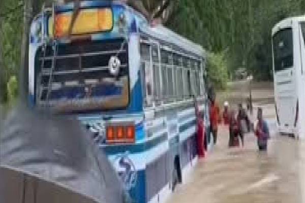 கலா ஓயாவில் சிக்கிய 34 பேர் பாதுகாப்பாக மீட்பு
