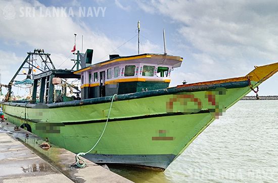 கடற்படையிடம் பிடிபட்ட பல நாள் மீன்பிடிப் படகு