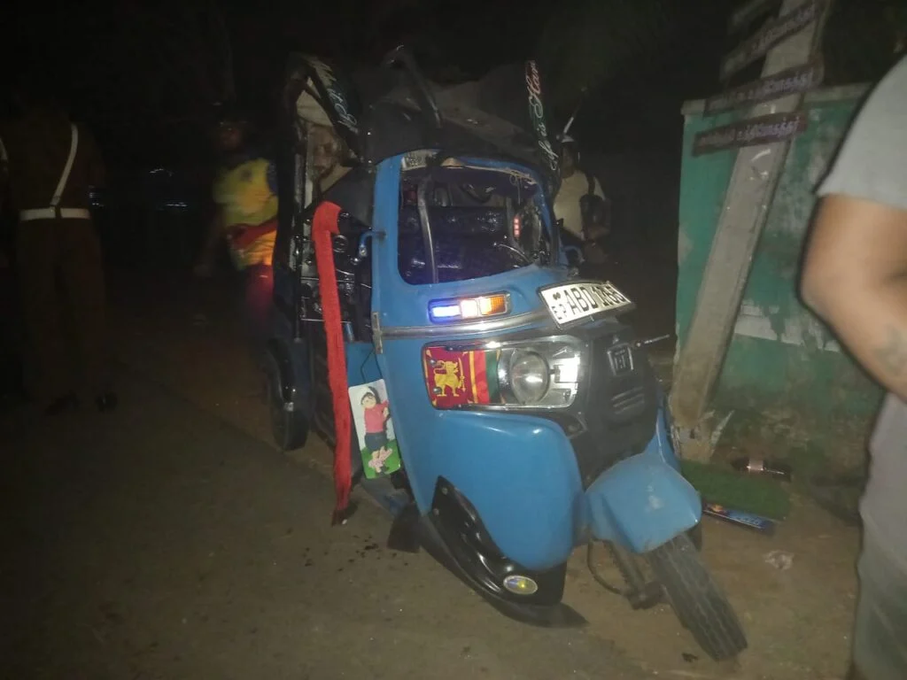 கட்டுப்பாட்டை இழந்து முச்சக்கரவண்டி- 3  படுகாயம்