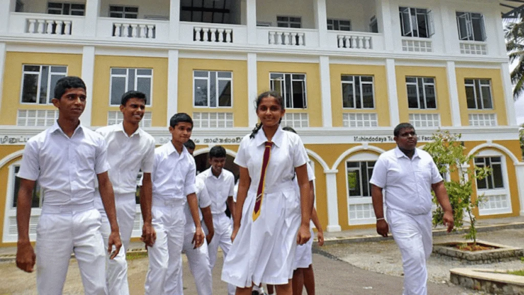 பாடசாலை மாணவர்களிடையே அதிகரித்துள்ள புகைபழக்கம்!