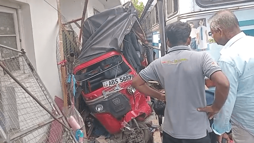 கெலிஓயா கரமட விகாரைக்கு அருகில் பேருந்து விபத்து