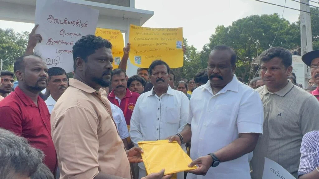 சிறுமி டினோஜாவின் மரணம் : நீதிகோரி வைத்தியசாலையை முற்றுகையிட்ட மக்கள்