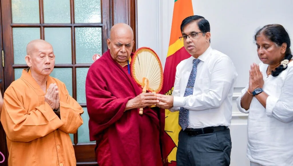 சிங்கப்பூர் மற்றும் மலேசிய தேரர்கள் ஜனாதிபதியின் செயலாளருடன் சந்திப்பு