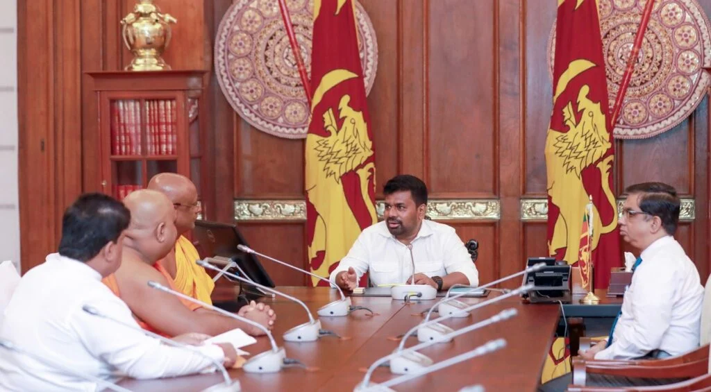மல்வத்து, அஸ்கிரி பிரதிப் பதிவாளர்களான இரு தேரர்கள் ஜனாதிபதியுடன் சந்திப்பு