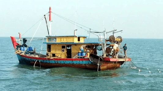 தென்கடலில் போதைப்பொருள் கடத்தல் சந்தேகம்: நெடுநாள் மீன்பிடிப் படகு கைப்பற்றல்