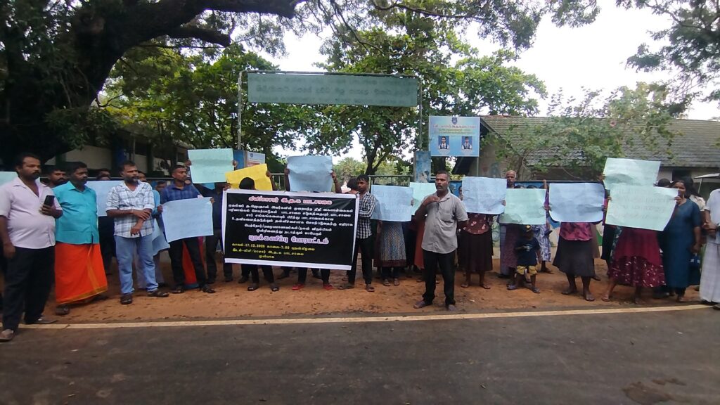 அதிபரின் ஊழலுக்கு எதிராக கிளிநொச்சியில் இடம்பெற்ற கவனயீர்ப்பு ஆர்ப்பாட்டம்!