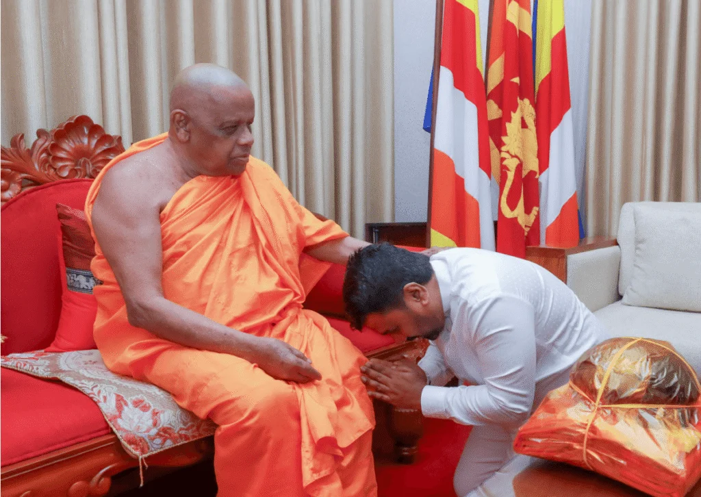 புத்தாண்டை முன்னிட்டு தலதா மாளிகையில் ஜனாதிபதி வழிபாடு – மகாநாயக்க தேரர்கள் ஆசி