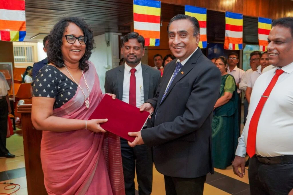பாதிக்கப்பட்ட மக்களுக்காக ஒரு நாள் சம்பளத்தை வழங்கிய கல்வி அமைச்சின் ஊழியர்கள்!