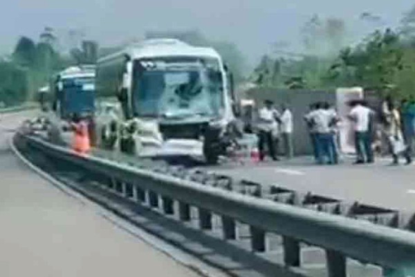 தெற்கு அதிவேக நெடுஞ்சாலையில் லொறி – பேருந்து மோதல்