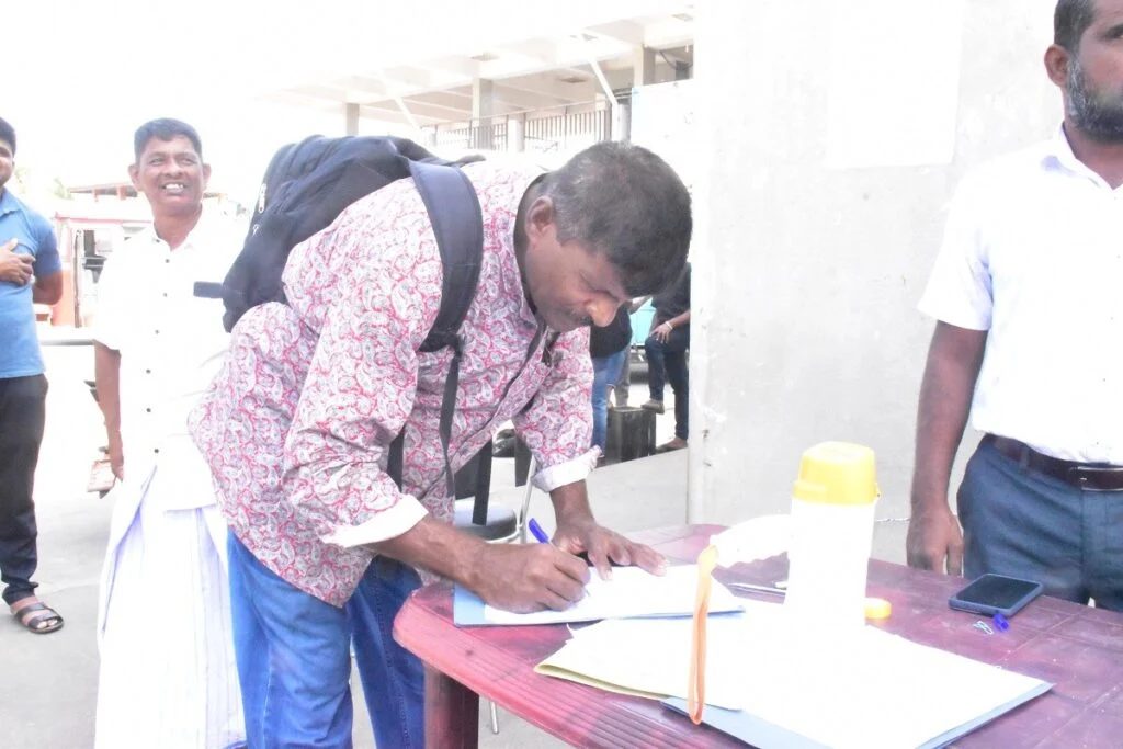 புத்தளம் செல்லும் பிரதான வீதியை திறக்க கோரி கையெழுத்து வேட்டை