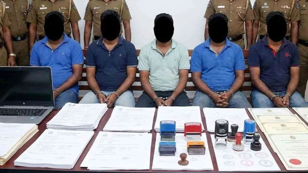 போலி ஆவண வேலைவாய்ப்பு : ஐவர் கைது