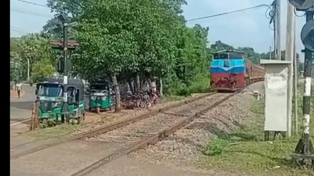 புகையிரதத்துடன் மோதுண்ட மோட்டார் சைக்கிள் – மயிரிழையில் உயிர் தப்பிய பெண்