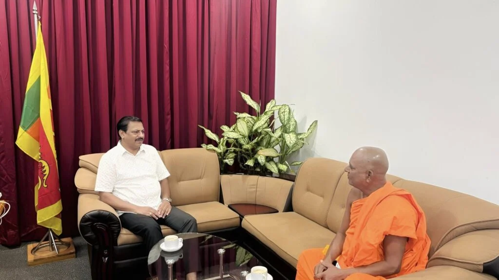 நயினாதீவு விகாராதிபதியுடன் யாழ்.மாவட்ட செயலாளர் சந்திப்பு