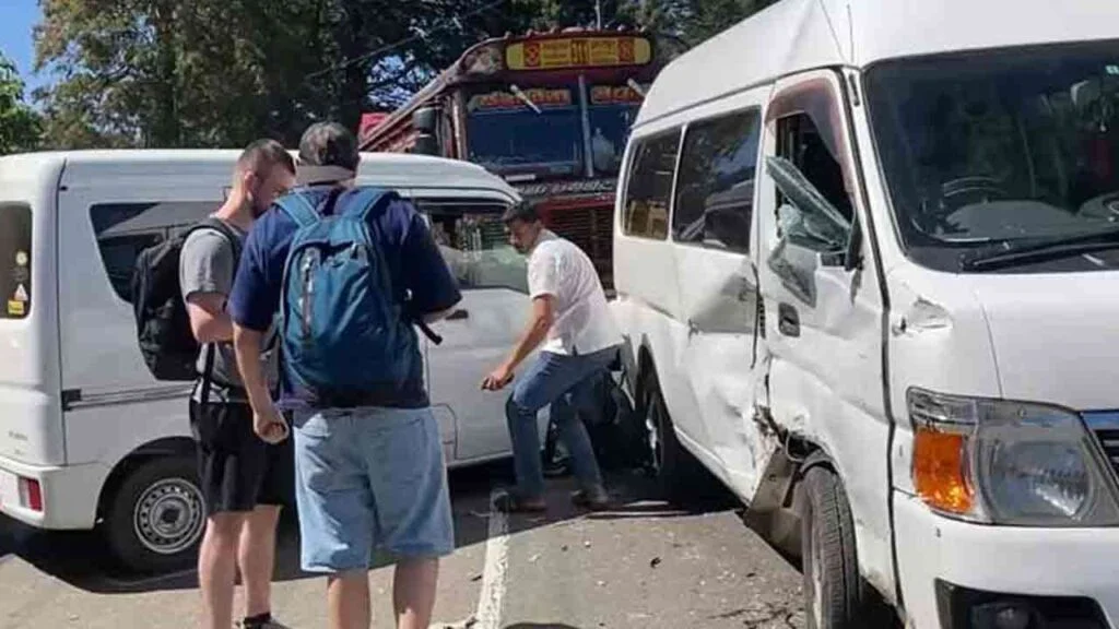 சுற்றுலாப் பயணிகள் சென்ற வேன் விபத்து
