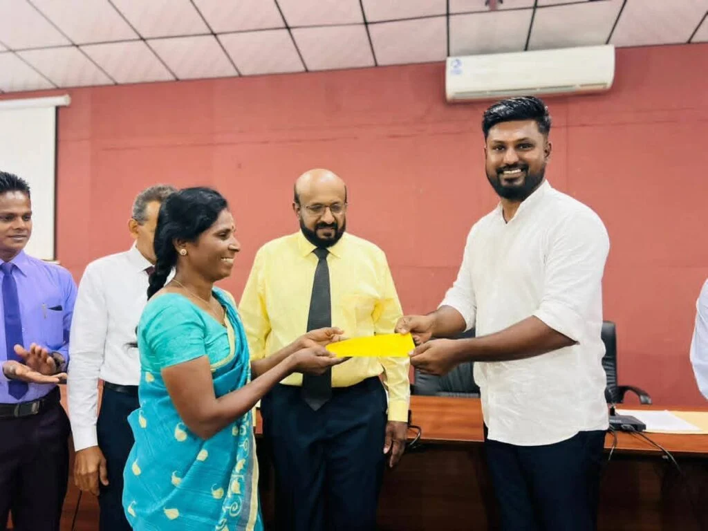 பாதிக்கப்பட்ட சிறு கைத்தொழில் முயற்சியாளர்களுக்கு காசோலை வழங்கல்.