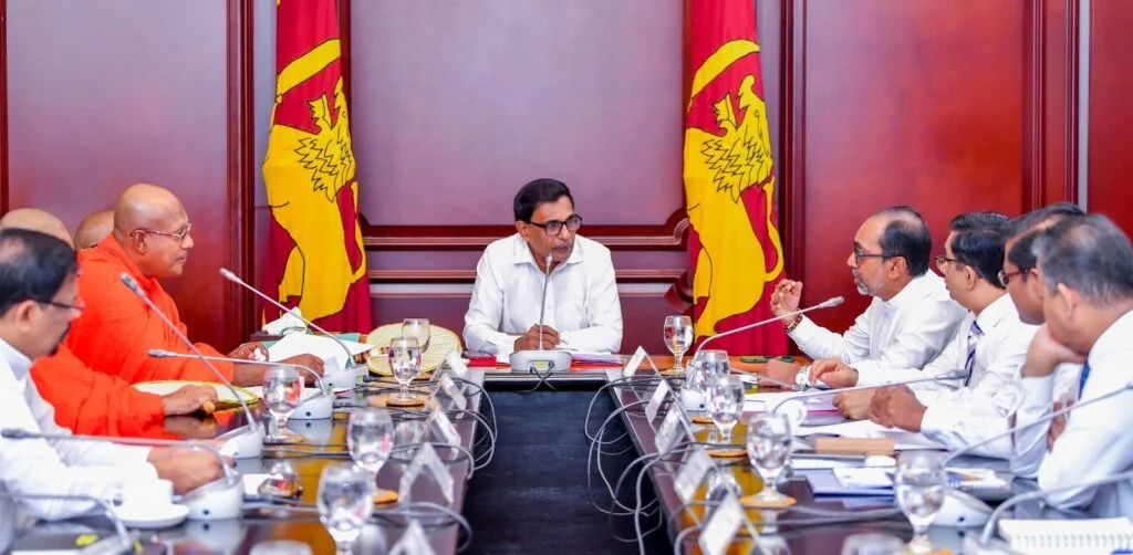 “புத்த பெருமானின் புனித சின்னங்கள் தரிசனம்” ஹுனுப்பிட்டி கங்காராம விகாரையில்