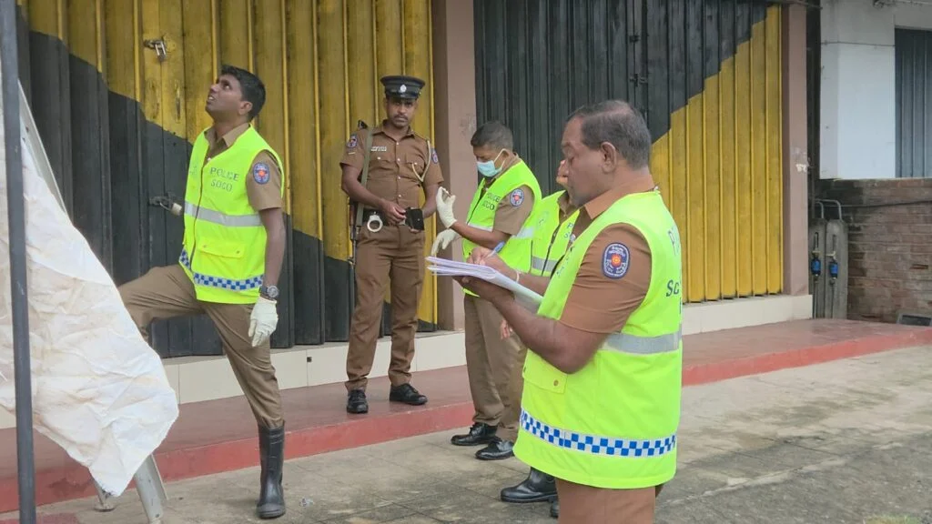 தூக்கில் தொங்கிய நிலையில் இளைஞன் ஒருவரின் சடலம் மீட்பு.