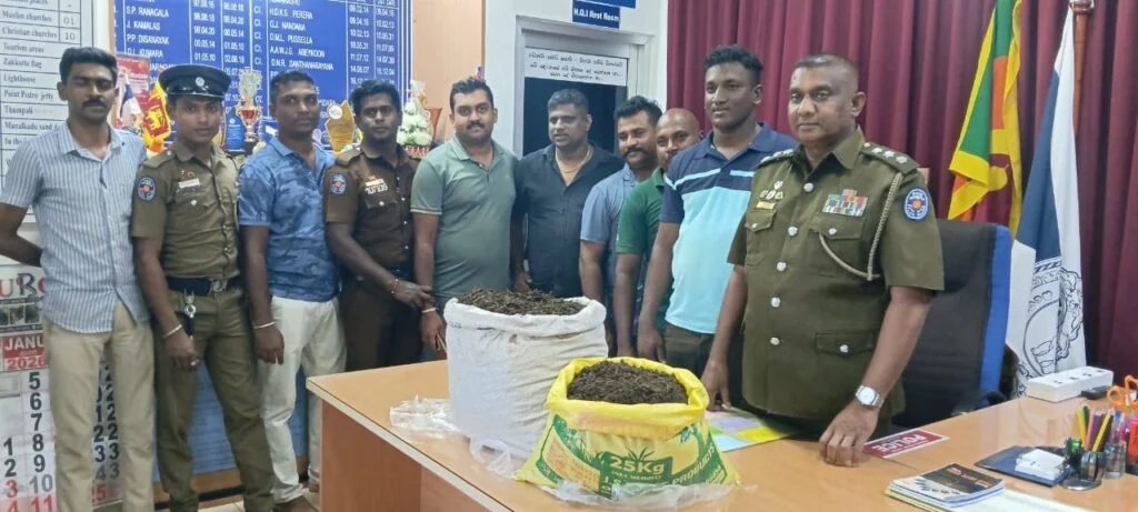 யாழில். கடற்கரையில் கஞ்சாவுடன் நடமாடிய இரு இளைஞர்கள் கைது