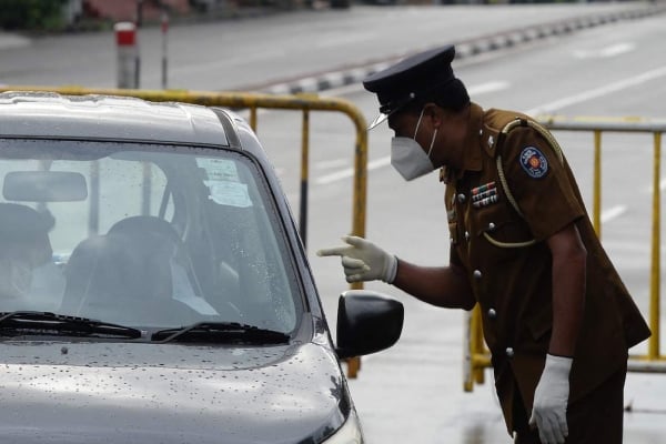 அதிவேக வீதியில் கைவிடப்பட்ட கார்