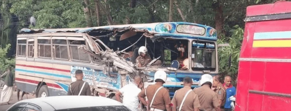 2 பேருந்துகள் நேருக்கு நேர் மோதி விபத்து