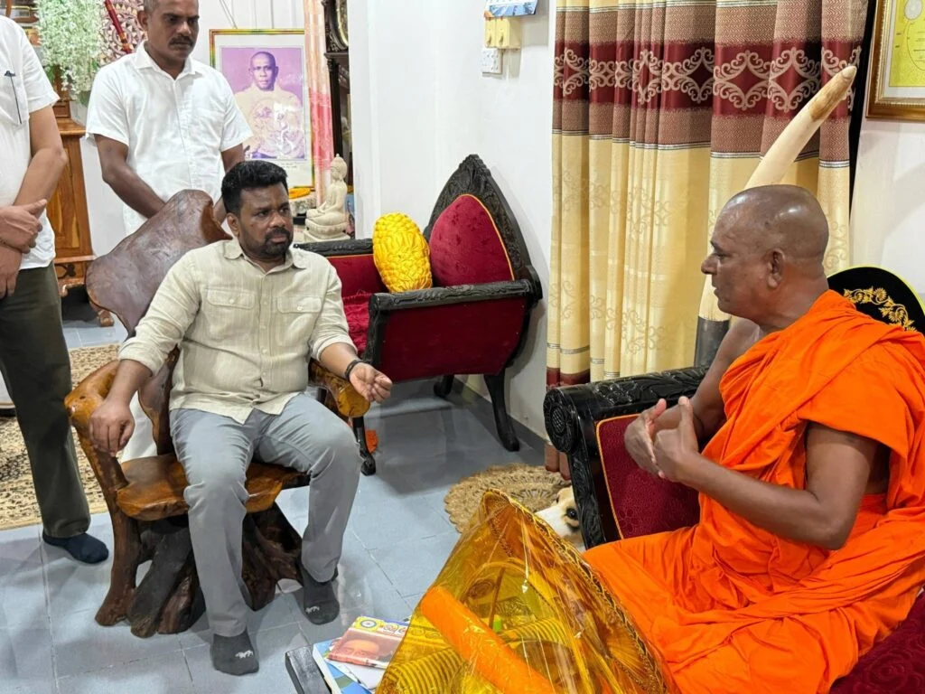 நயினாதீவு நாக விகாரைக்கு சென்ற ஜனாதிபதி