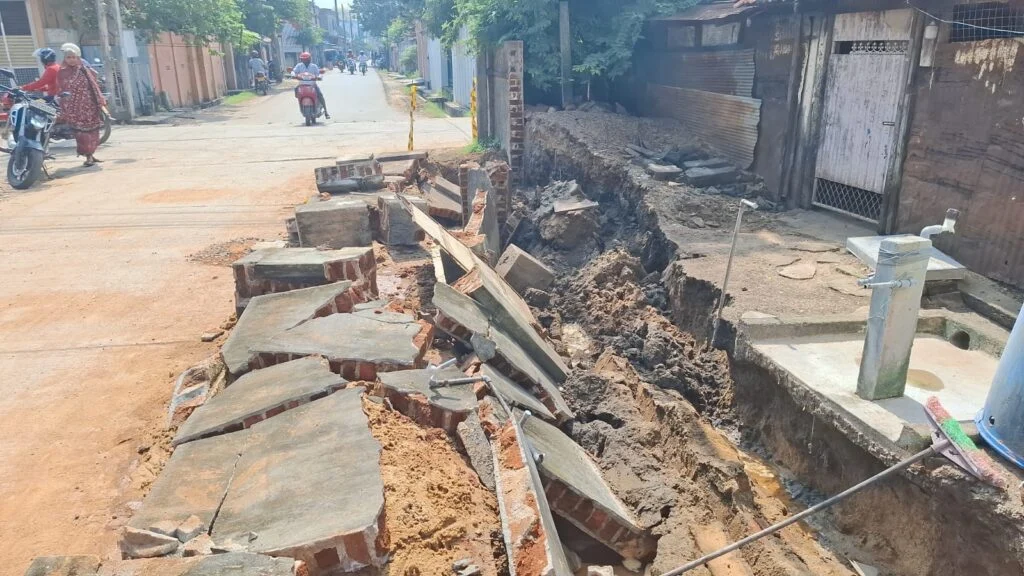 மதில் இடிந்து விழுந்ததில் ஊழியர் ஒருவருக்கு படுகாயம்